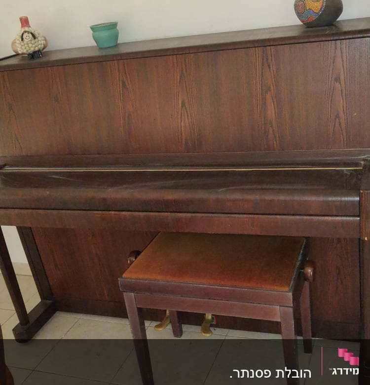 פסנתר עץ עם שרפרף בחדר